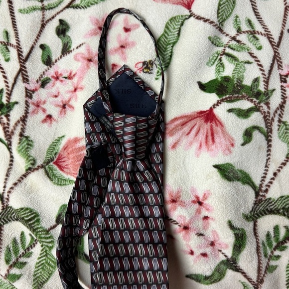 Sophisticated Black and Red Geometric Men's Tie - Picture 4 of 4